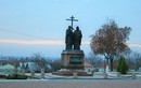 Памятник равноапп. Кириллу и Мефодию на фоне Бобренева м-ря
