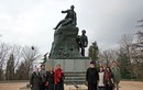 У памятника адмиралу В.А. Корнилову на Малаховом кургане