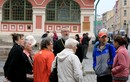 У Казанского храма на Красной площади