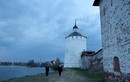 У стен Кирилло-Белозерского монастыря